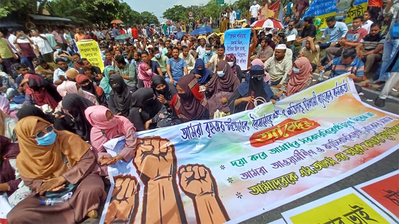 ফৌজদারহাটে ইসলামী ব্যাংক কর্মকর্তাদের মহাসড়ক অবরোধে ১০ কিলোমিটার যানজট