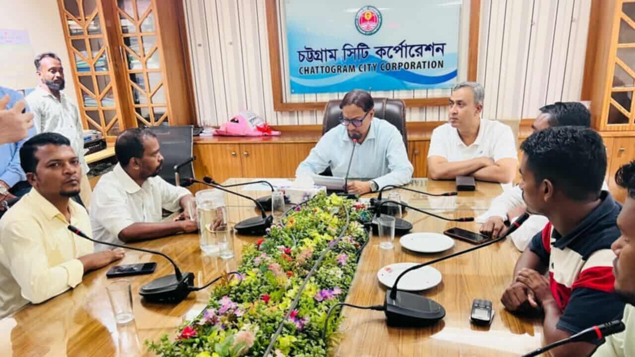 সিএনজি অটোরিক্সা শ্রমিক ফেডারেশনের সাথে মতবিনিময় সভায় ডা. শাহাদাত হোসেন 
