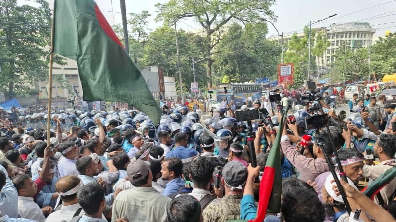 পুলিশের বাধা পেরিয়ে শাহবাগ অবরোধ শিক্ষকদের: যান চলাচল বন্ধ