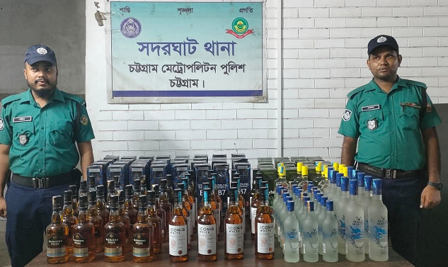 সদরঘাটে বিদেশি ১৩২ বোতল মদ উদ্ধার