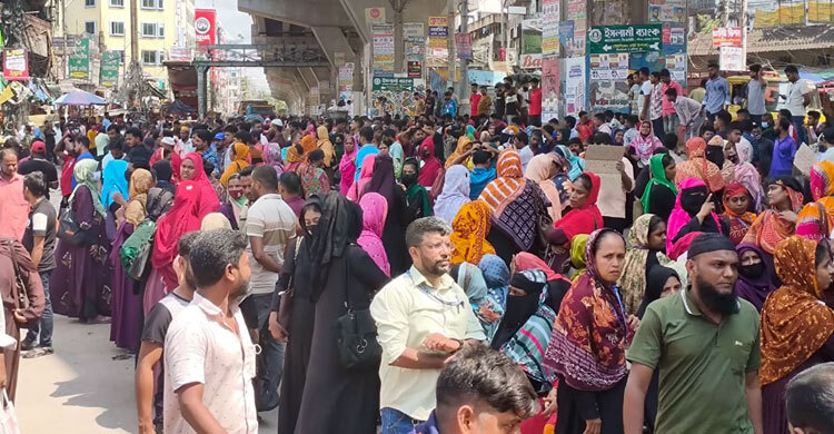 চট্টগ্রাম সিইপিজেডে শ্রমিকদের বিক্ষোভে সড়ক অবরোধ