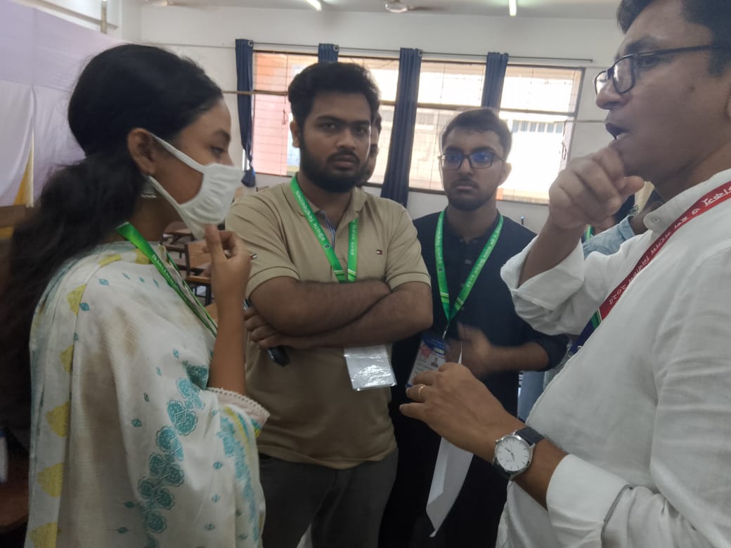 চাকসু নির্বাচন: আইটি ভবনে প্রিজাইডিং অফিসারের স্বাক্ষর বিহীন ২০টি ব্যালট বক্সে ঢুকানোর অভিযোগ