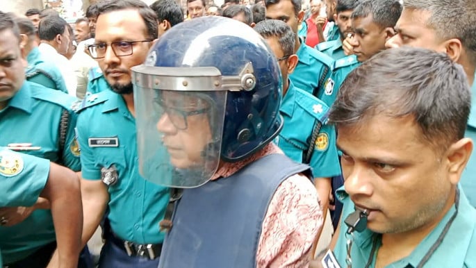 আদালতে চকলেট খেতে বাধা দেওয়ায় পুলিশকে ‘বেয়াদব’ বলে চিৎকার সাবেক মন্ত্রী কামরুলের