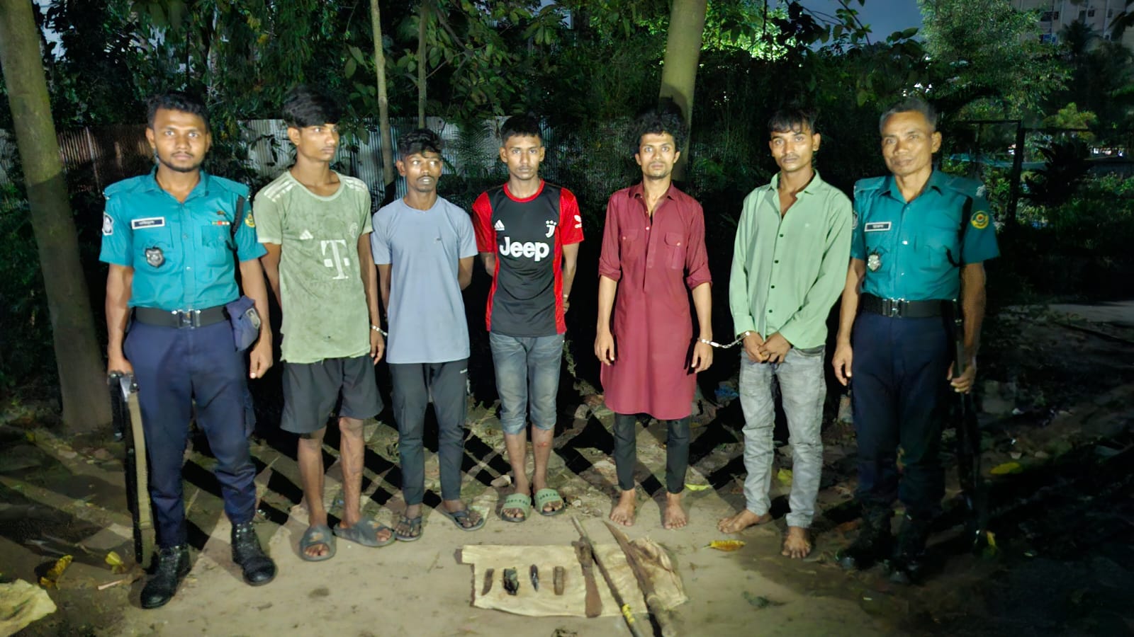 পাঁচলাইশে ডাকাতির প্রস্তুতিকালে দেশীয় অস্ত্রসহ গ্রেপ্তার ৫