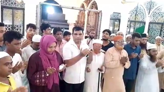 আনোয়ারায় মোহসেন আউলিয়া মাজার জেয়ারতে ব্যারিস্টার শাকিলা ফারজানা