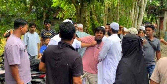 নোয়াখালীতে মায়ের দাফন আটকে সম্পত্তি নিয়ে দুই ভাইয়ের মারামারি