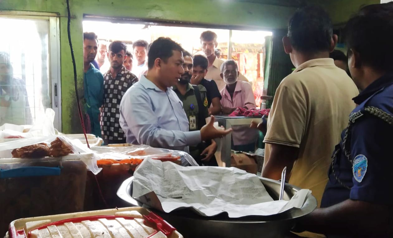 আনোয়ারায় ভোক্তা অধিকার আইনে ৩ দোকানিকে জরিমানা