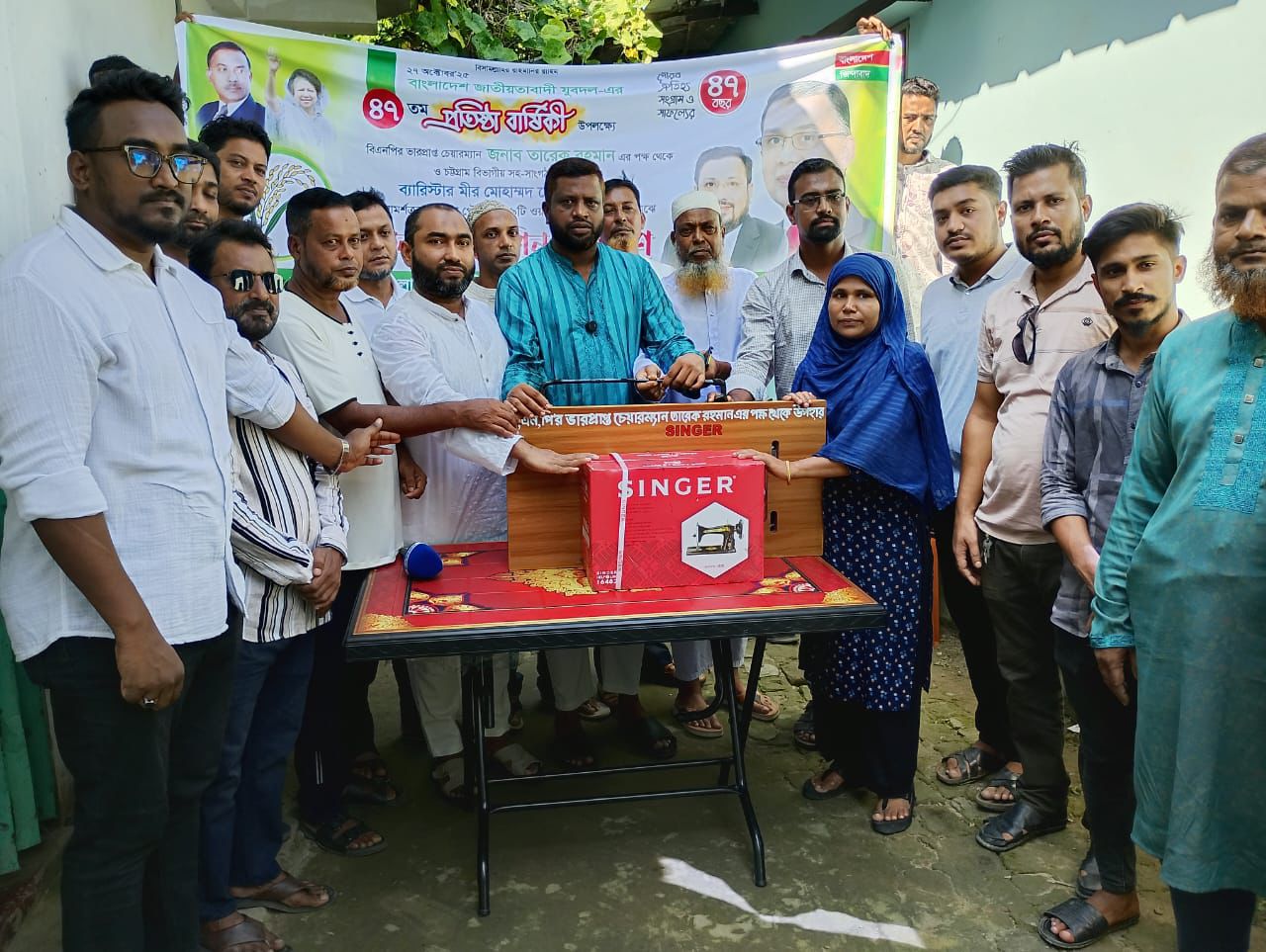 পটিয়ায় যুবদলের সেলাই মেশিন বিতরণ