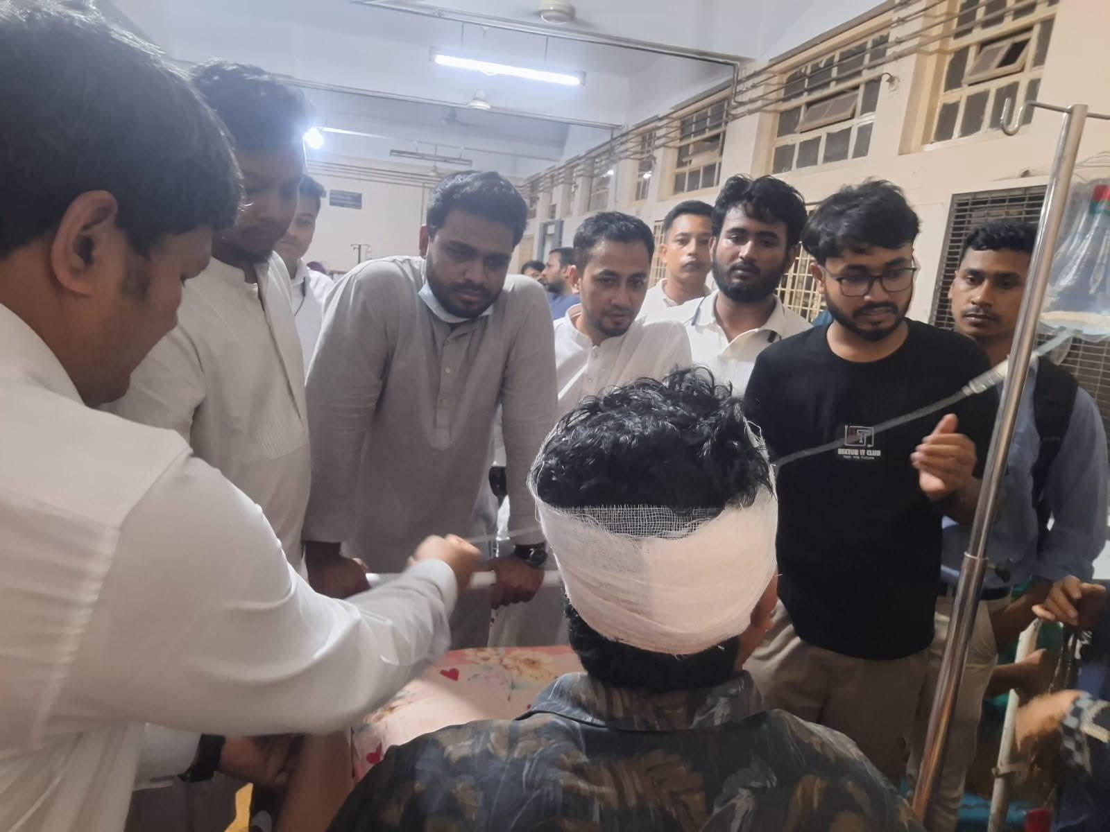 দুর্বৃত্তদের হামলায় আহত সাংবাদিকদের দেখতে চমেক হাসপাতালে জোবাইরুল হাসান আরিফ