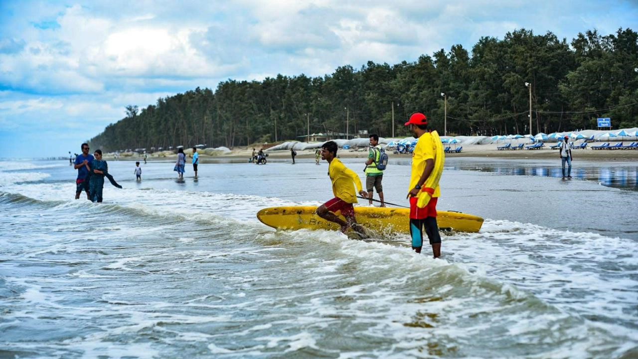 বাজেট সংকটে বন্ধ হচ্ছে লাইফগার্ড সেবা, ঝুঁকিতে কক্সবাজার সমুদ্রসৈকতে পর্যটকদের জীবন