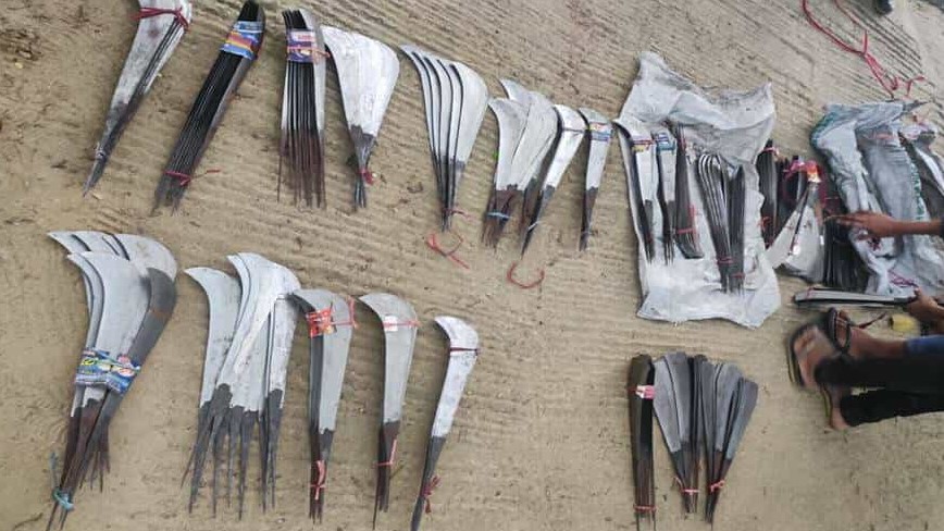 খাগড়াছড়িতে নিয়ে যাওয়ার পথে বিজিবি আটকে দিল দেশীয় অস্ত্রের চালান, আটক ২