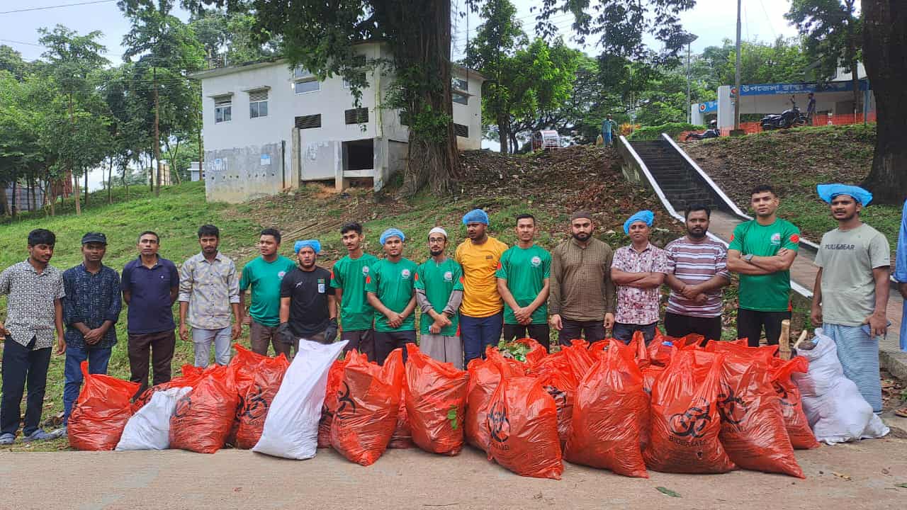 উখিয়া হাসপাতালে বিডি ক্লিন টিমের পরিচ্ছন্নতা অভিযান, ২ টন ময়লা অপসারণ