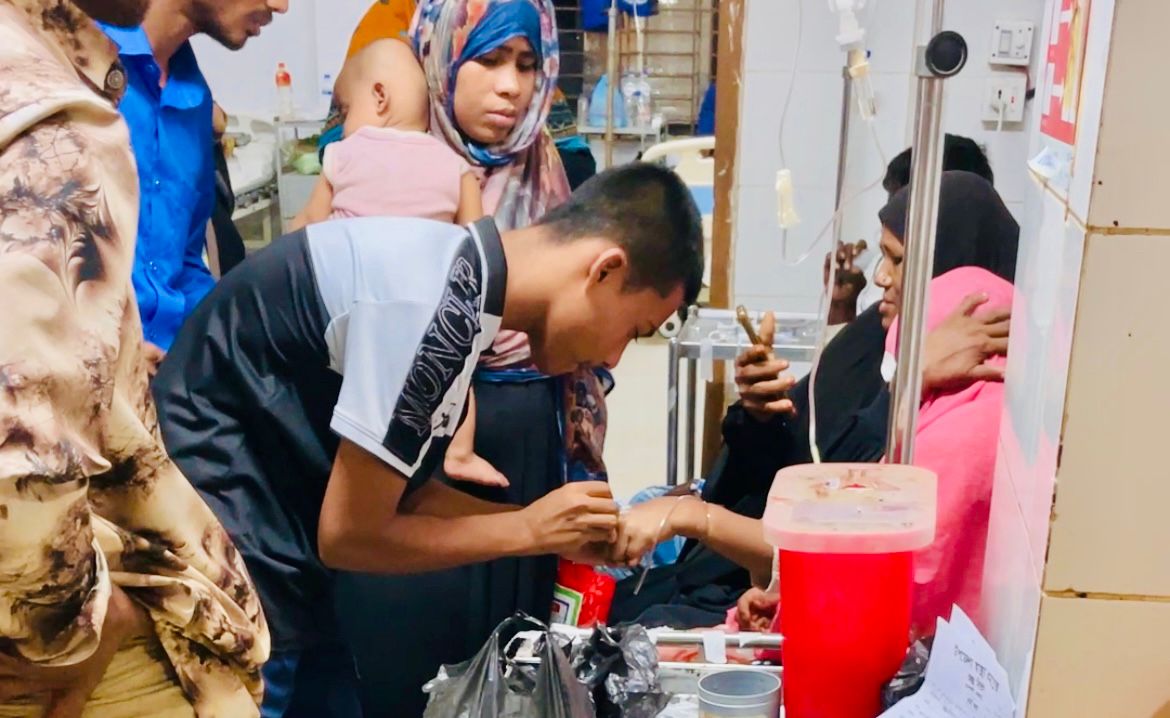 মহেশখালী উপজেলা স্বাস্থ্য কমপ্লেক্সে অনিয়ম: রোগীদের ইনজেকশন ও ক্যানোলা লাগাচ্ছে আয়া-সুইপার