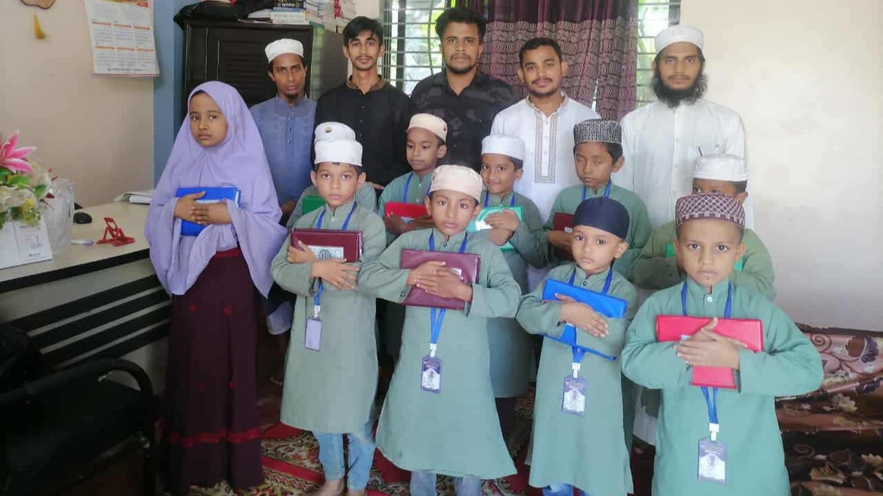 কোরআন অবমাননার প্রতিবাদে লোহাগাড়ায় ছাত্রদলের কোরআন বিতরণ