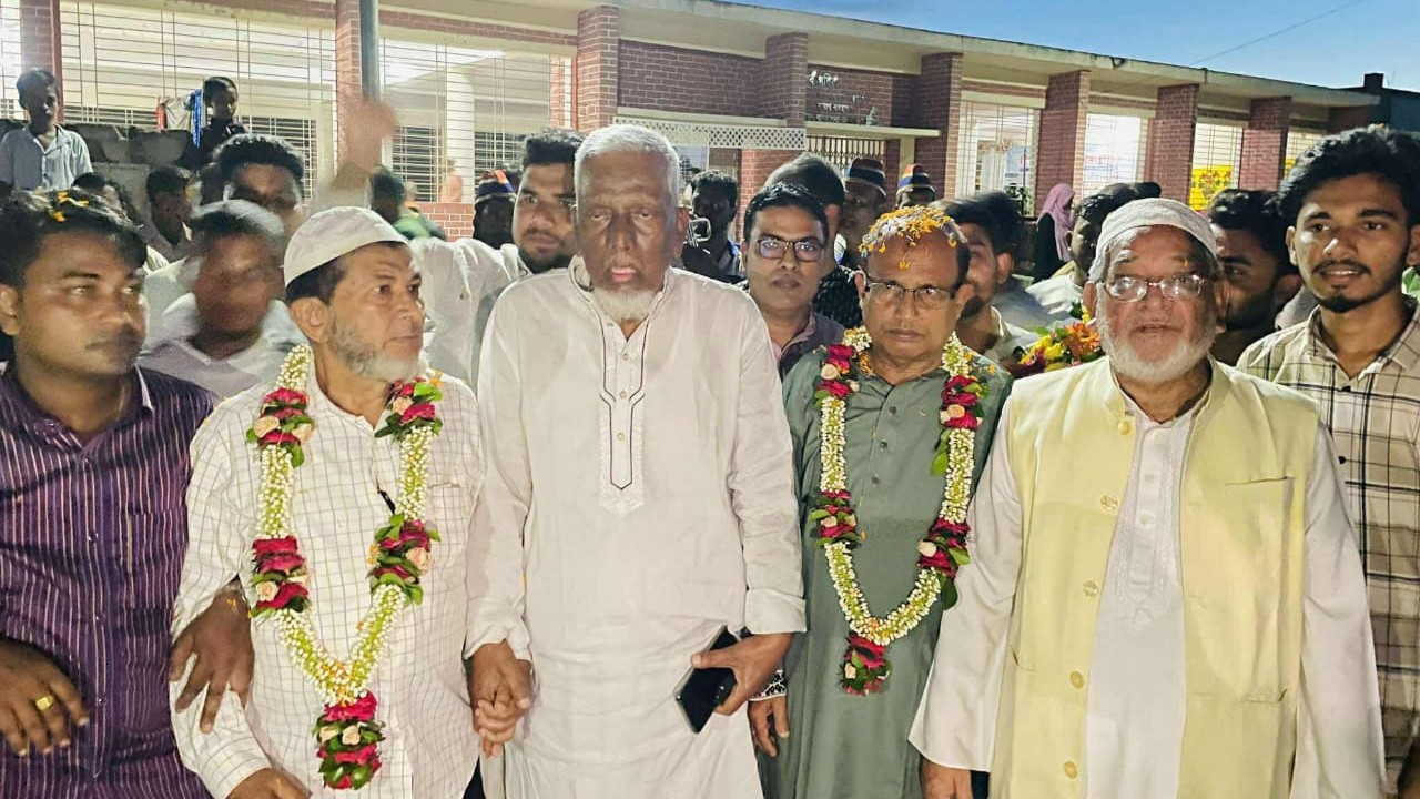 উপকূলীয় গ্রামে ৪১ বছর শিক্ষকতা শেষে শিক্ষকের রাজকীয় বিদায়