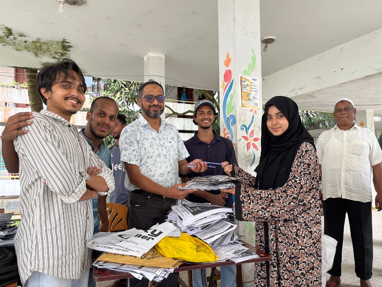 পোস্টার-লিফলেট জমা দিলেই মিলছে পরিবেশবান্ধব কলম