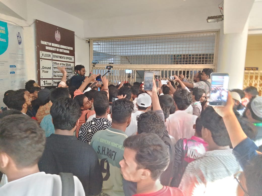 ভোট কেন্দ্রে তালা, ভোট দিতে পারেননি বিবিএ ফ্যাকাল্টির কিছু ভোটকেন্দ্রের শিক্ষার্থীরা
