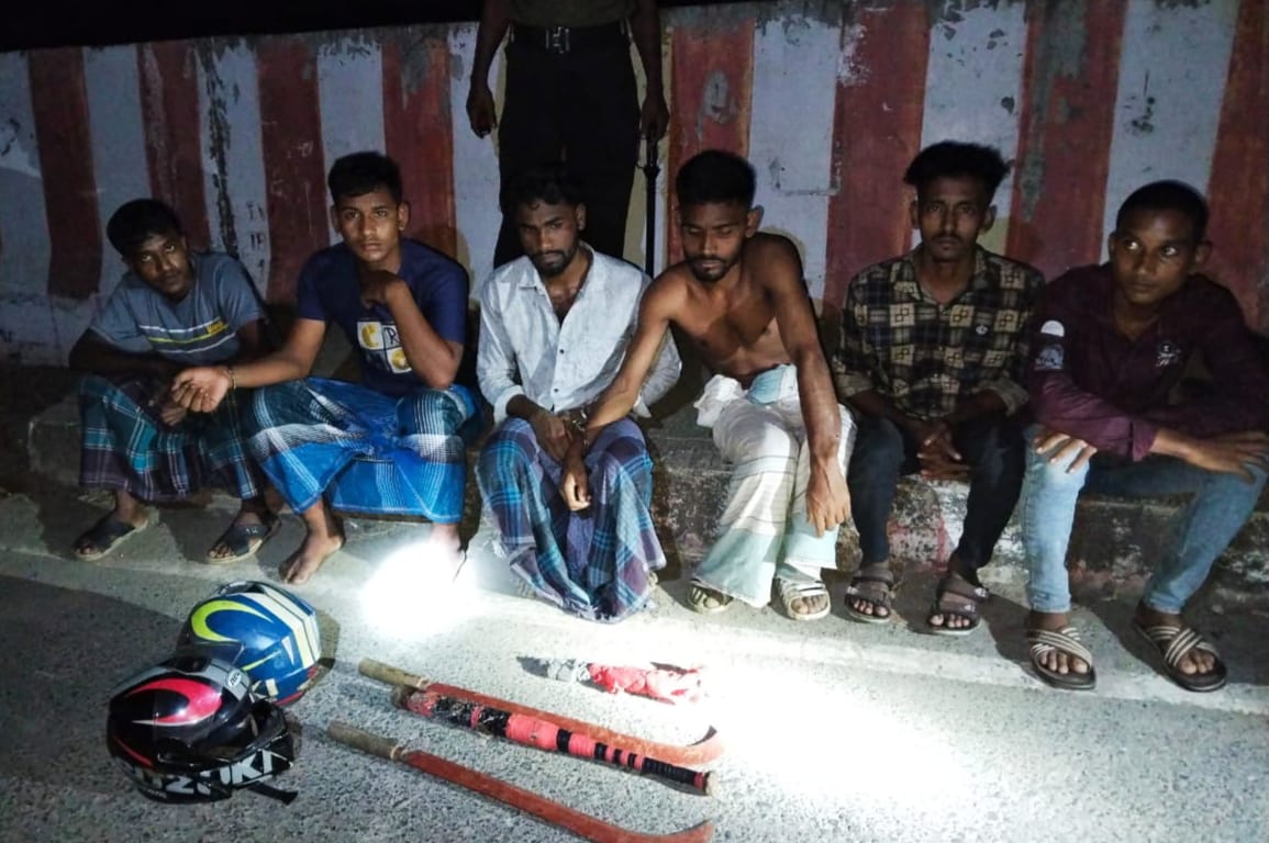 আনোয়ারায় ডাকাত দলের প্রস্তুতিকালে পুলিশের অভিযানে বিপুল অস্ত্রসহ ৭ ডাকাত আটক