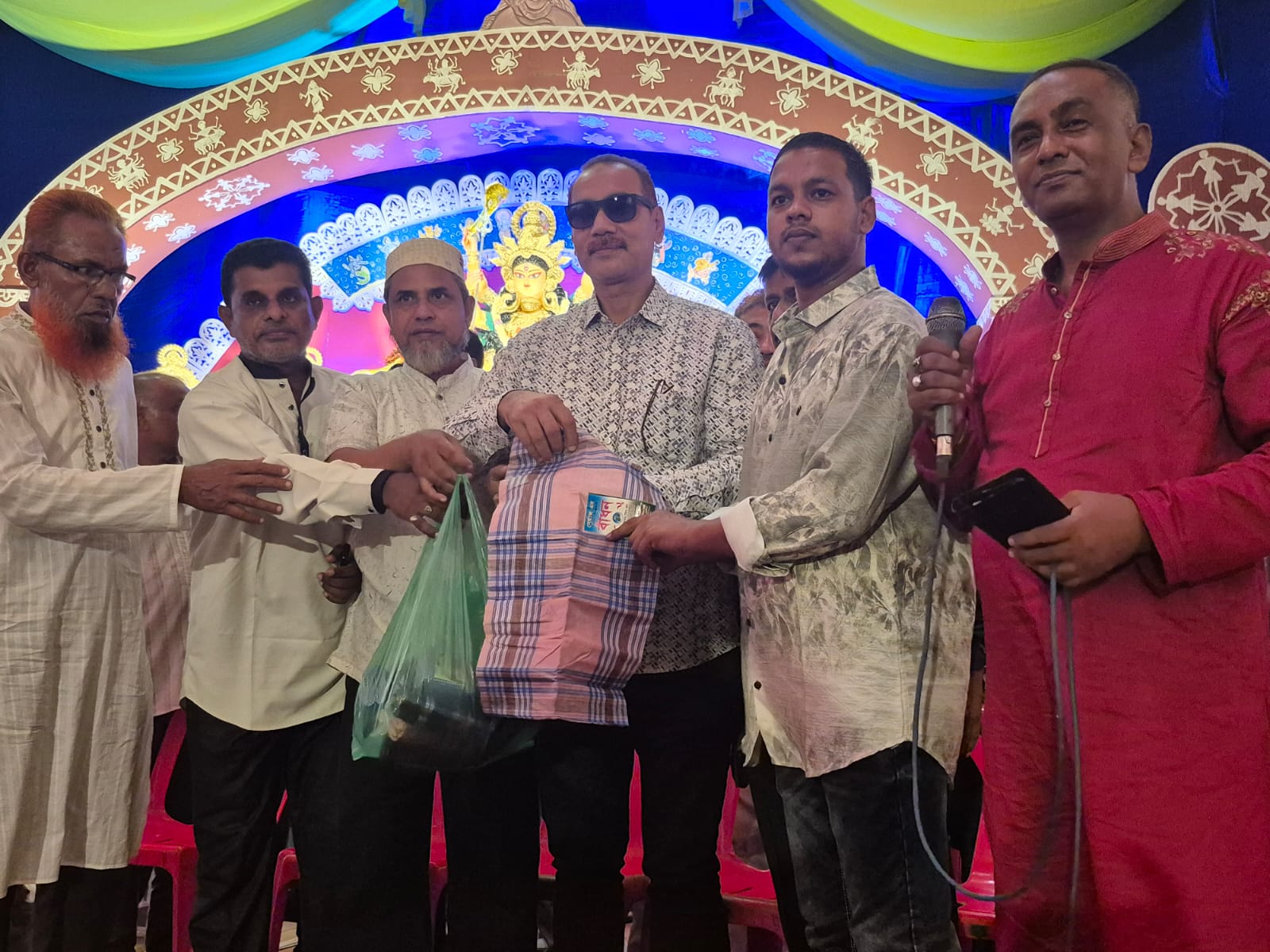 রাউজানে গোলাম আকবর খন্দকারের পক্ষে দূর্গোৎসবে শুভেচ্ছা বিনিময় ও বস্ত্র বিতরণ